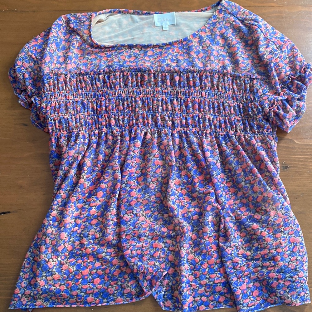 Doletta lines polyester top.